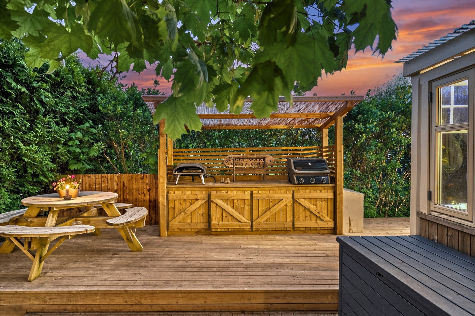 På terrassen er det etablert et stilfullt utekjøkken med skapplass, grill og pizzaovn. Galleribilde