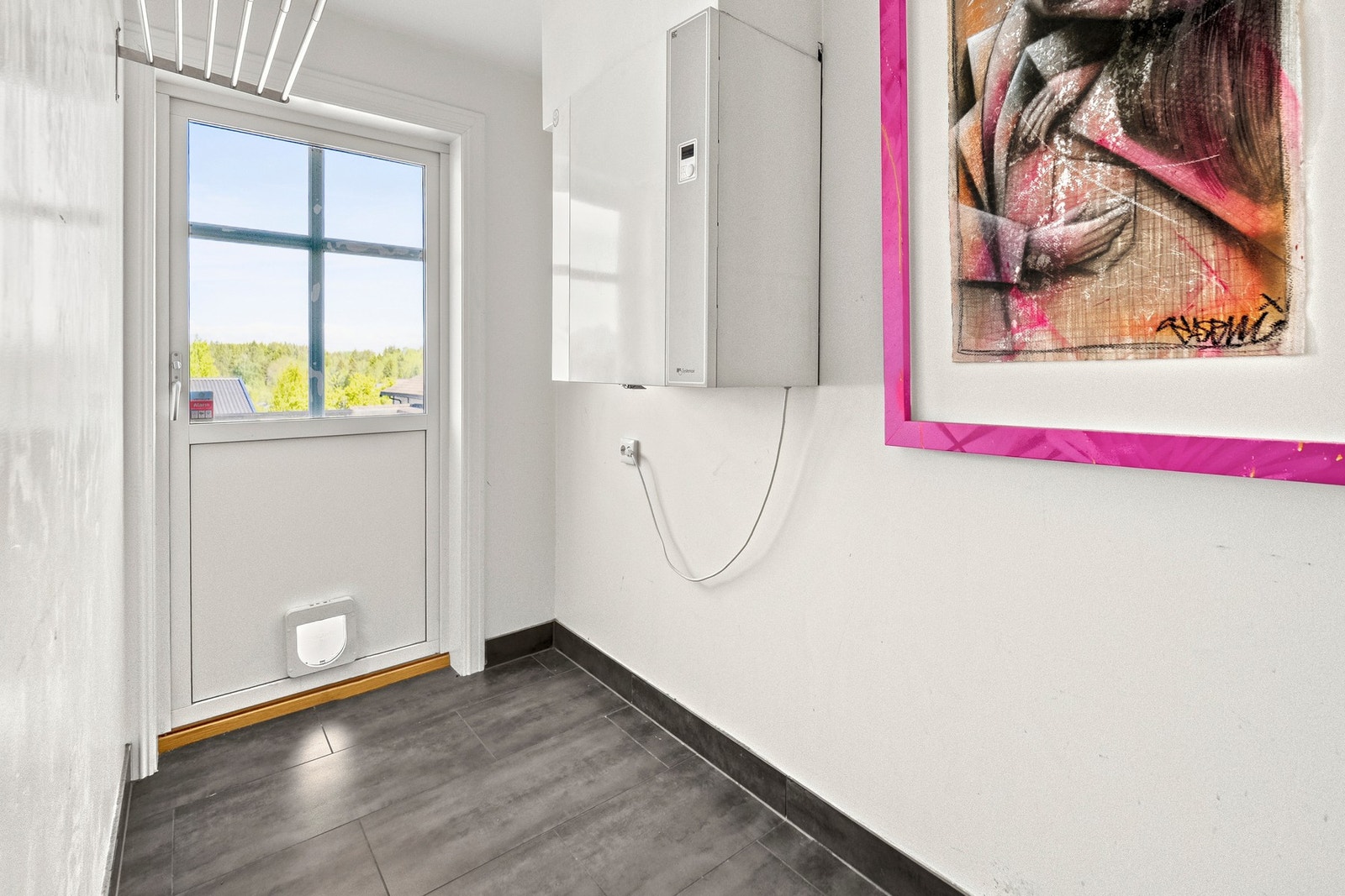 Fra vaskerommet er det utgang til den romslige terrassen ved inngangspartiet. Galleribilde