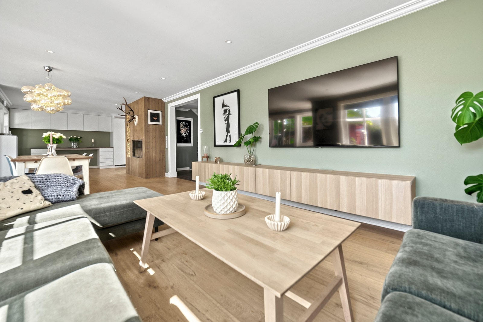 Stuen har tv-lounge med grønnmalte, glatte veggflater og profilert listverk. Galleribilde