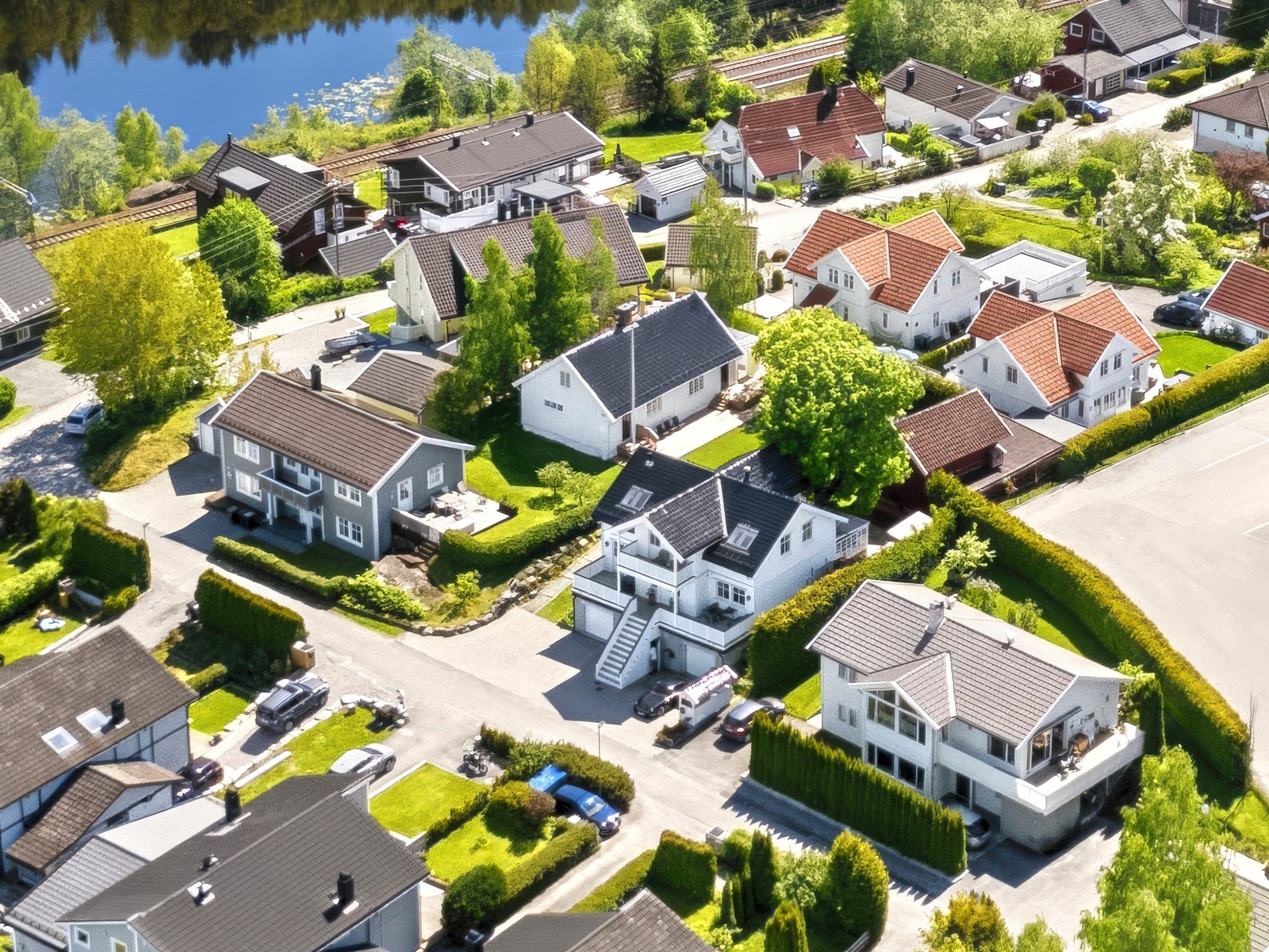 Beliggenheten er barnevennlig i kort avstand fra barnehager, skoler, idrettsanlegg, Langhussenteret og togstasjon. Galleribilde