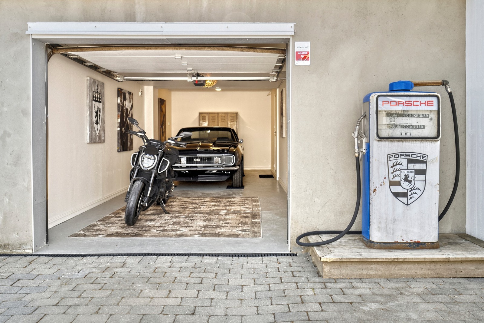 Boligen har to integrerte garasjer i underetasjen, begge med sluse inn til hallen. Galleribilde