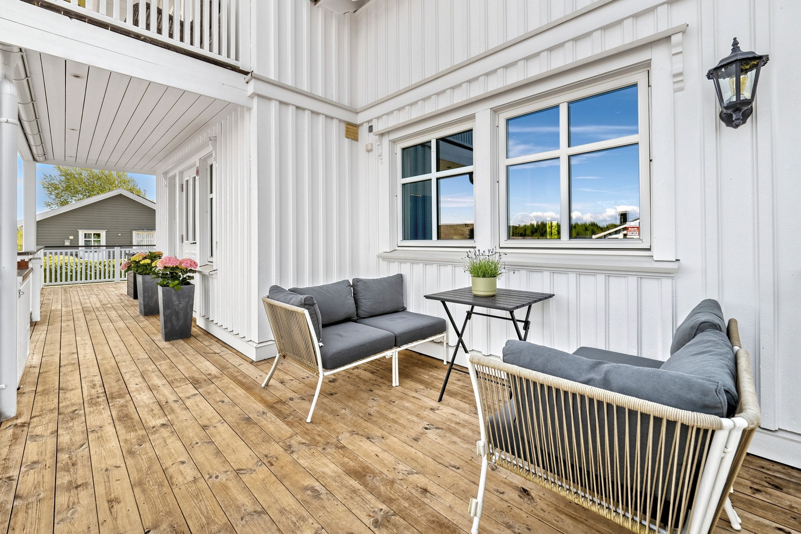 Terrassen ved inngangen er ca. 26 kvm og overbygges noe av balkongen i andre etasje. Galleribilde