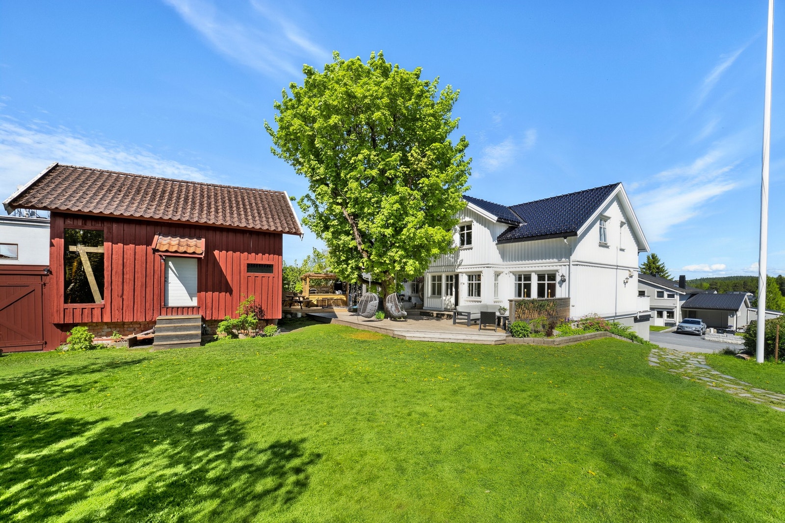 Mot hagen er det bygd en stor, sydvendt terrasse på ca. 102 kvm. Galleribilde