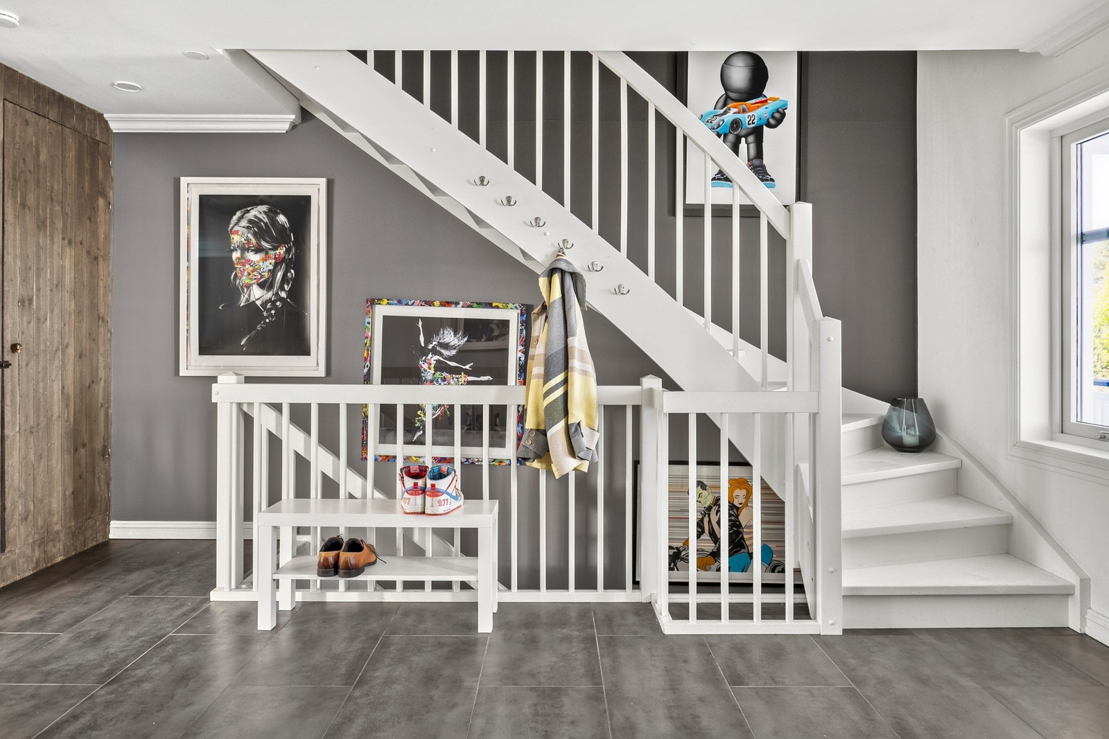 Den hvitmalte trappen binder etasjene sammen, mens vinduer mot terrassen slipper inn rikelig med dagslys. Galleribilde