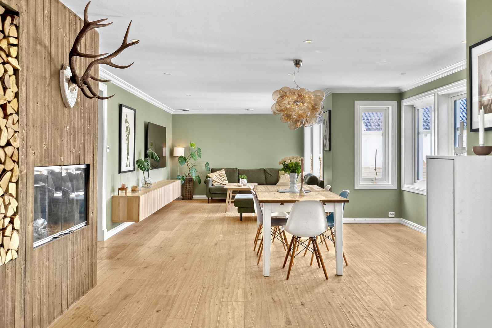 Ved siden av ildstedet er det bygd en praktisk vednisje. Galleribilde