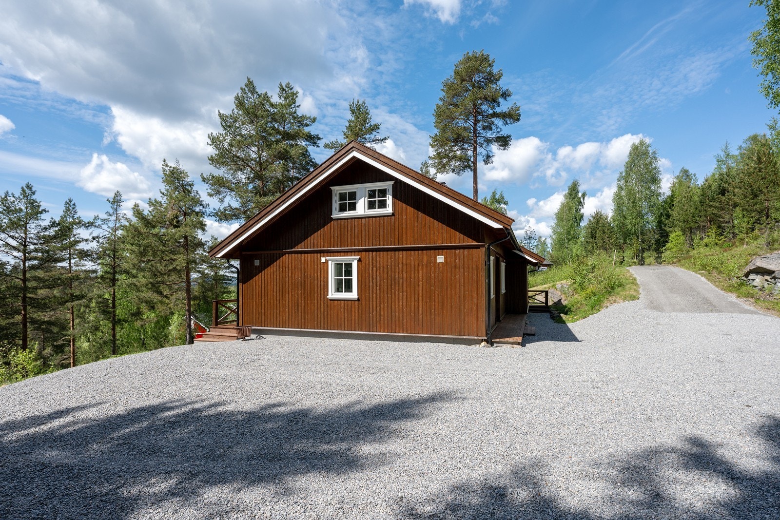 Ved inngangen har hytta en nylig singlet gårdsplass med gode muligheter for parkering. Galleribilde