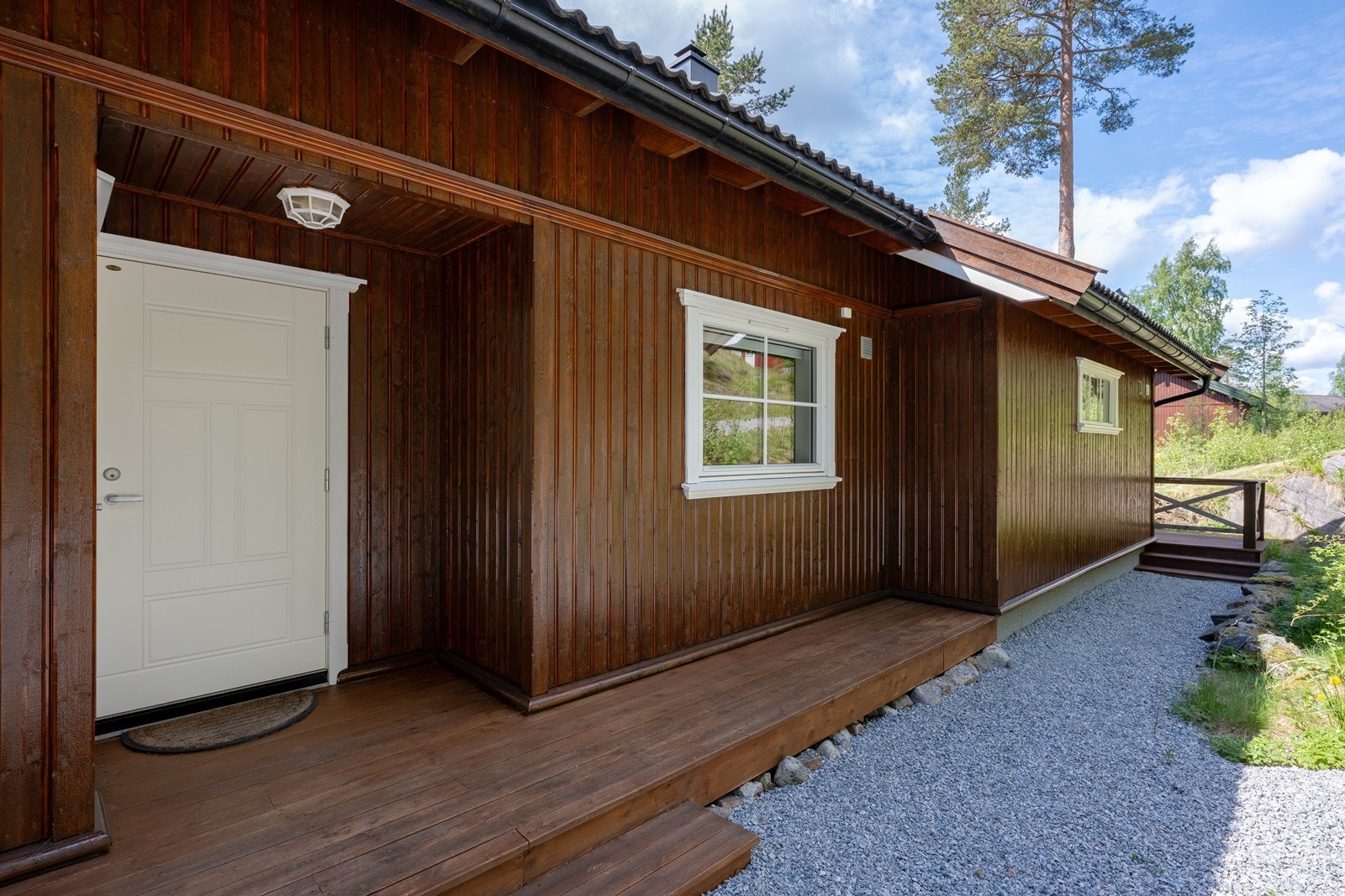 Velkommen inn i en lys og pen hytte med standard som hjemme . Ytterdøren er overbygd, og inngangspartiet har belysning, og plass til benker eller kafésett. Galleribilde