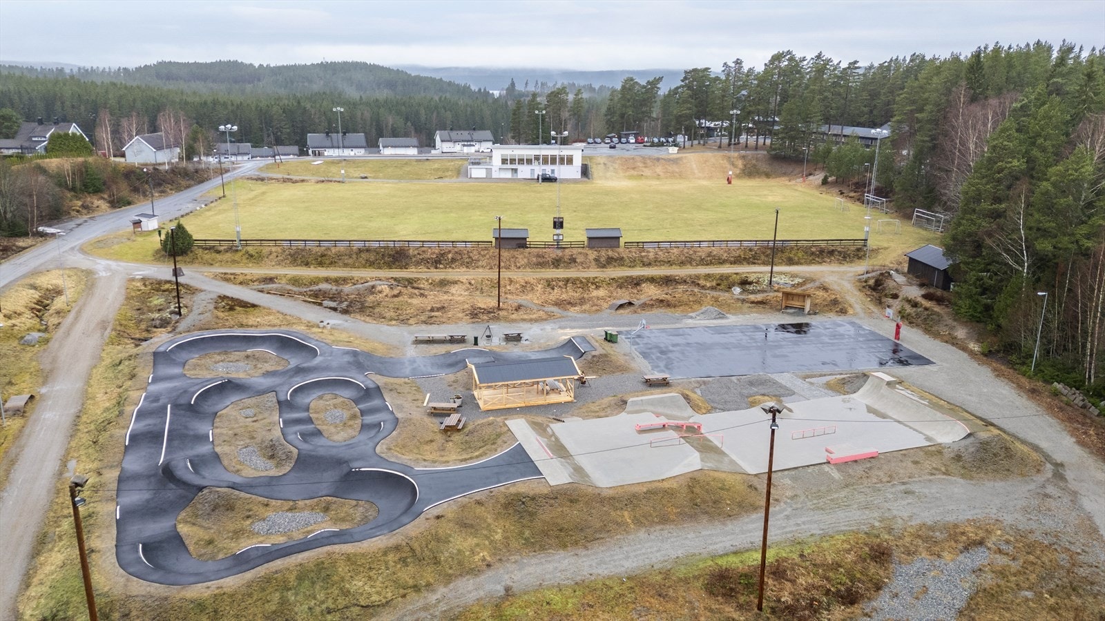 Setskog IF er en viktig bærebjelke i bygda, med idrettsanlegg som inkluderer gressbane, klubbhus med treningsrom og kafé, samt skiløyper og en nyere aktivitetspark. Galleribilde