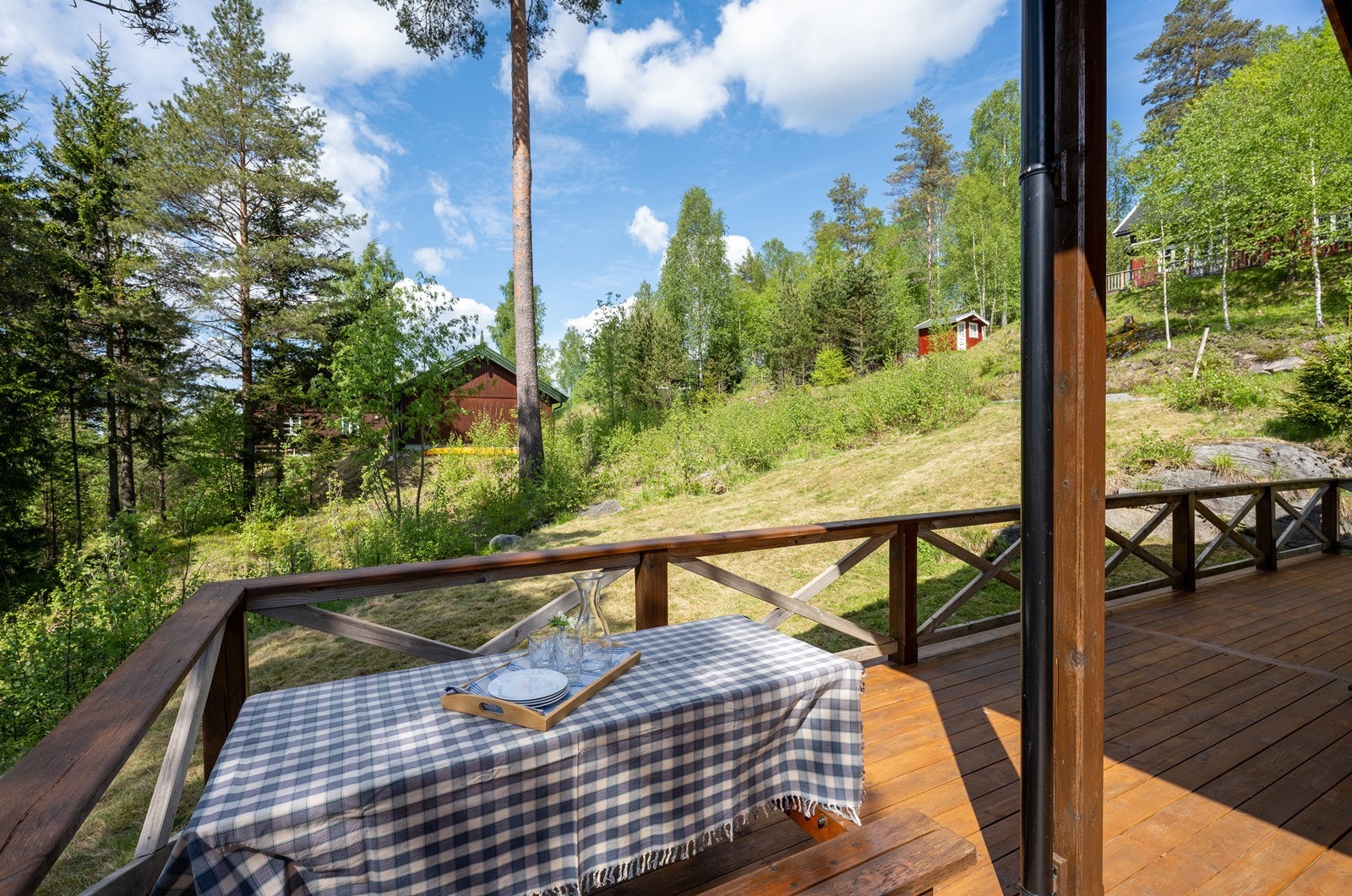 Tomten er over to mål, der opparbeidede plenarealer suppleres av fjellknauser og naturlig vegetasjon. Galleribilde