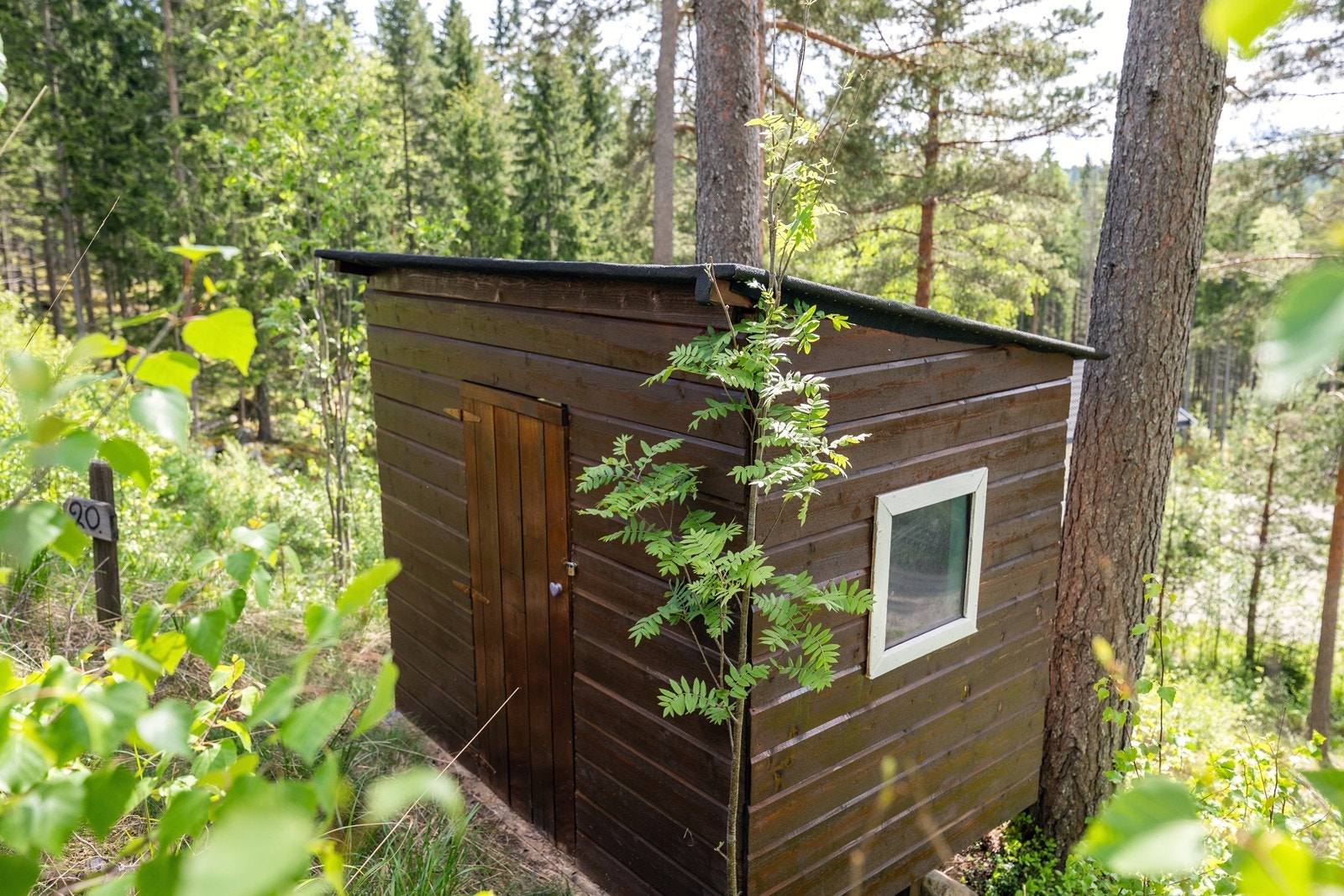 Bildet viser en trehytte/lekestue som står på eiendommen. Galleribilde