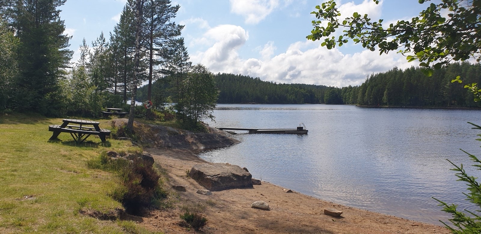 En liten spasertur unna ligger innsjøen Hallangen med gode bade- og fiskemuligheter. Hytteforeningen har bruksrett på et område rett ved innsjøen Hallangen, hvor det også er felles brygge. Galleribilde