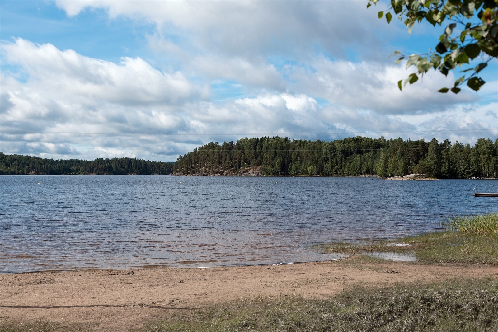 Setten er en stor innsjø som ligger ved Setskog. Denne naturperlen byr på mange viker og mindre øyer, og er et yndet sted for kanopadlere, sportsfiskere og turister. Her er det i tillegg fine sandstrender og gode bademuligheter. Galleribilde