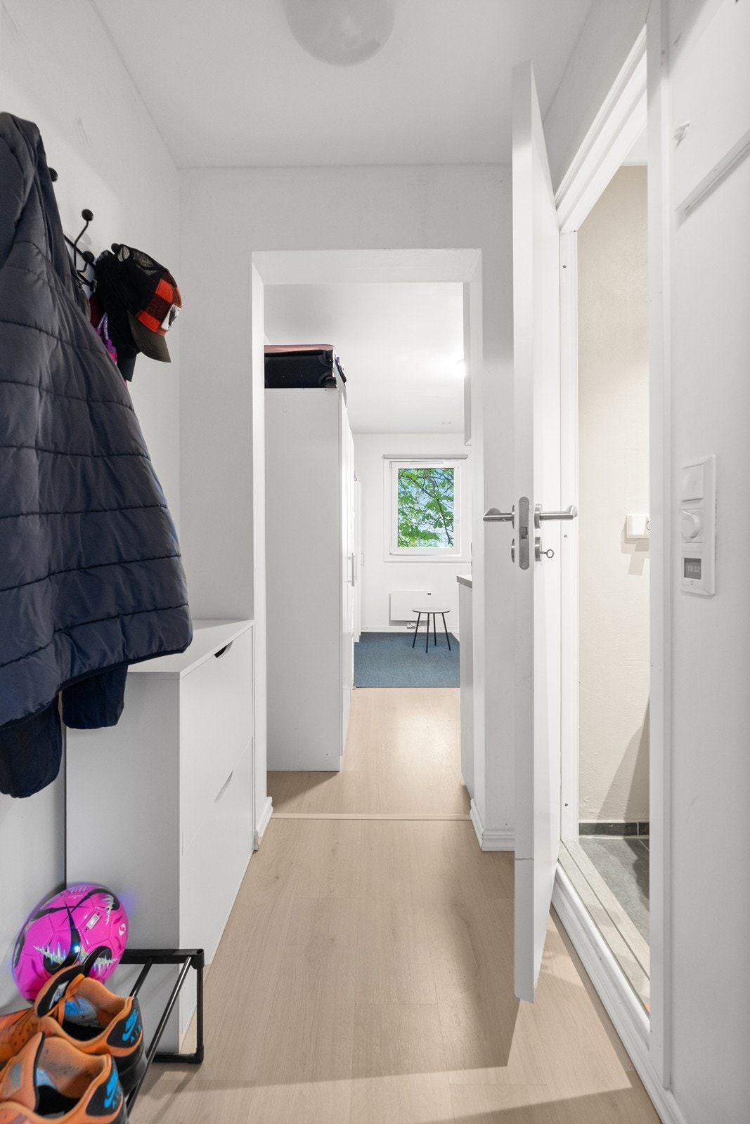 Fra entréen er det inngang til badet og videre til det kombinerte stue- og kjøkkenrommet. Galleribilde
