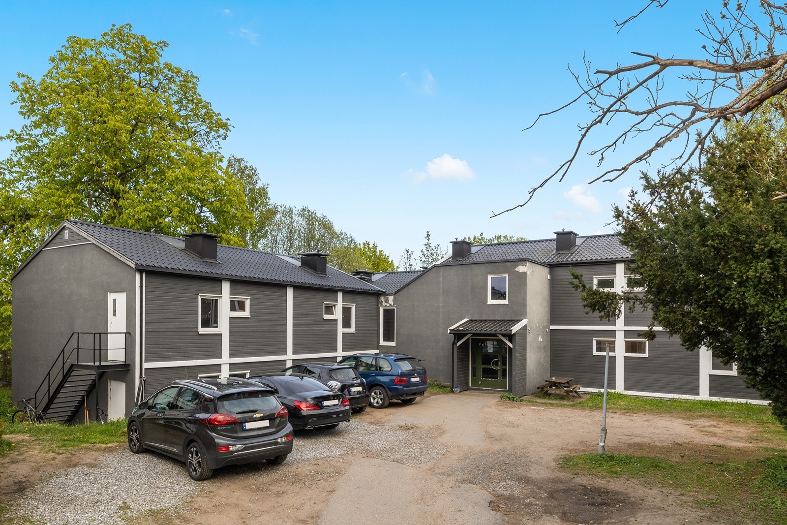 Sameiet har felles uteareal med biloppstillingsplasser. Galleribilde