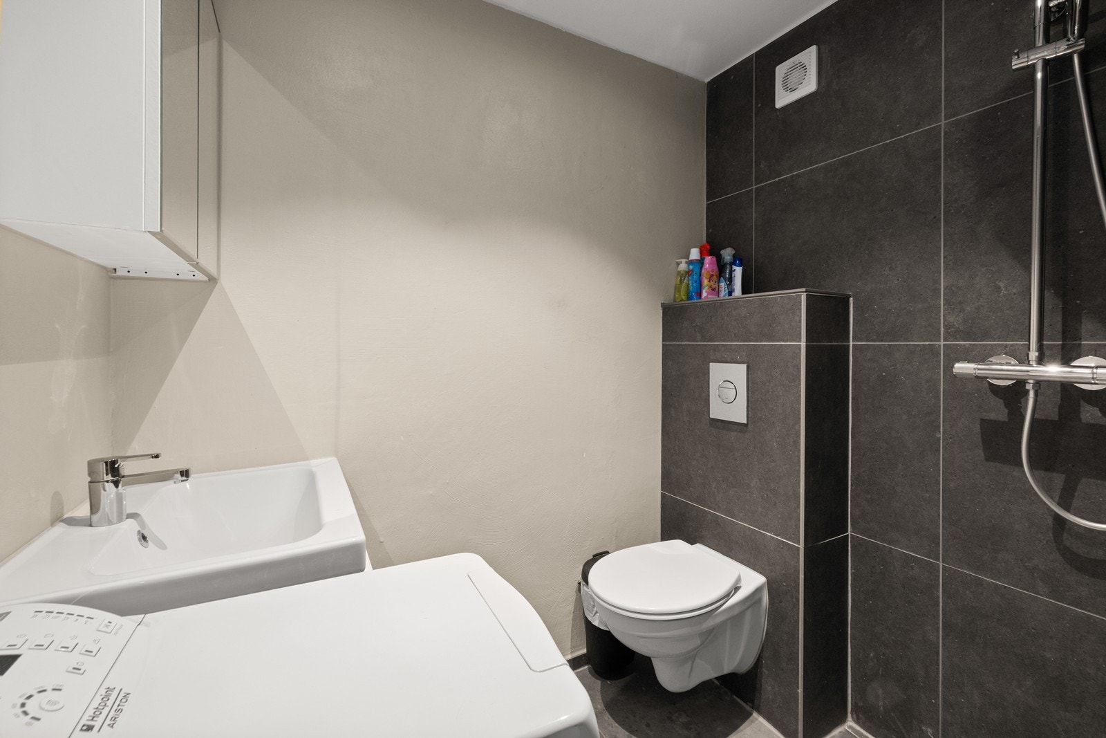 Badet er oppgradert med flislagt gulv med varmekabler og vegghengt toalett. Galleribilde