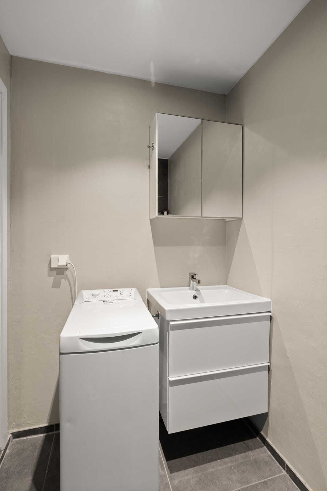 Badet har innredning med nedfelt servant og praktisk opplegg for vaskemaskin. Galleribilde