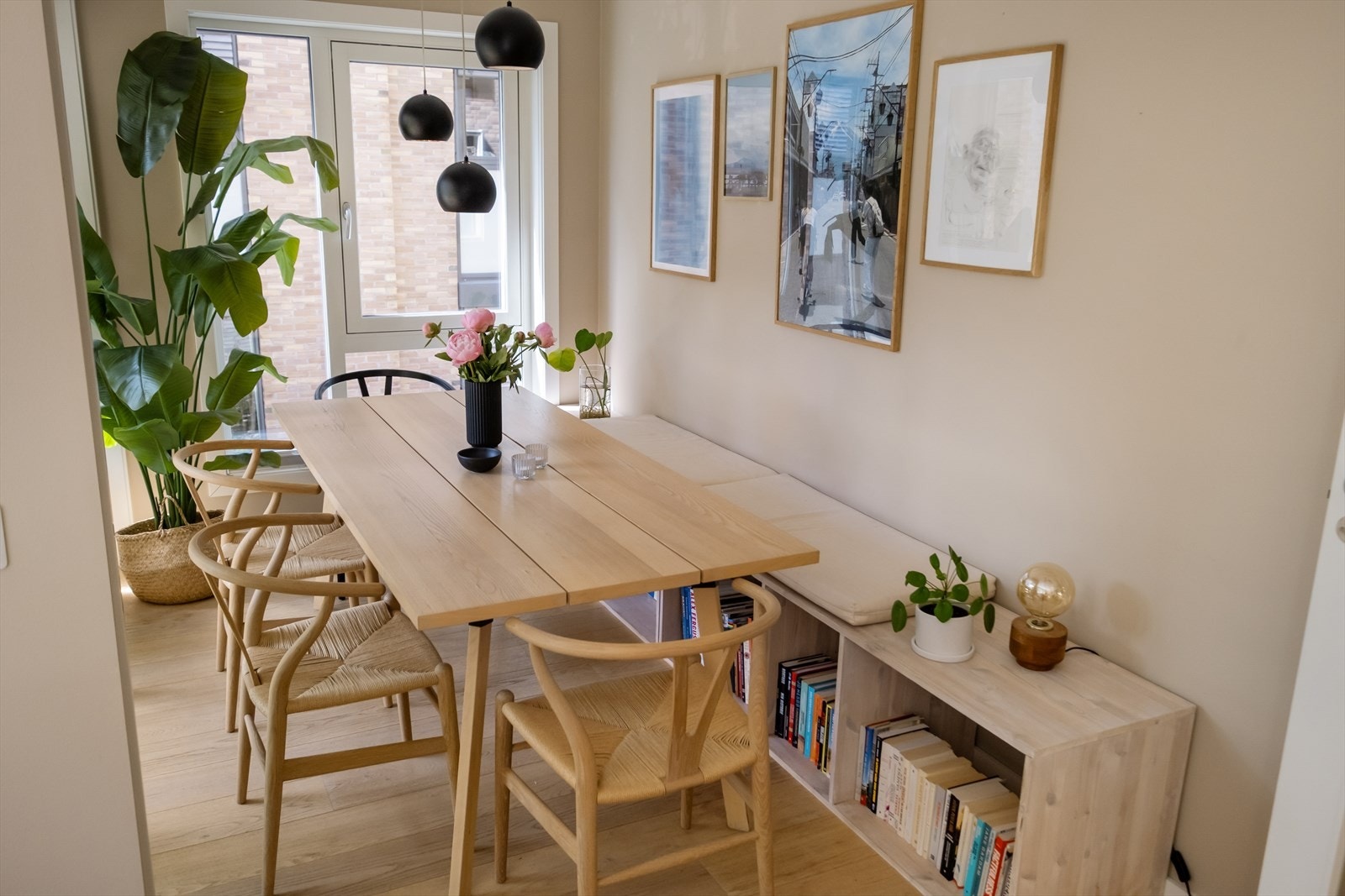 Det er god plass til et romslig spisebord. Galleribilde
