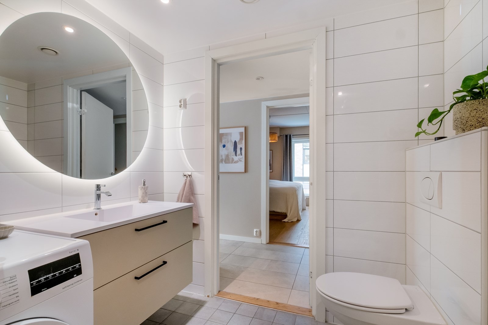 Stort og pent flislagt bad fra 2015 med elektriske varmekabler og innfelte downlights i taket som gir en behagelig og moderne belysning. Galleribilde