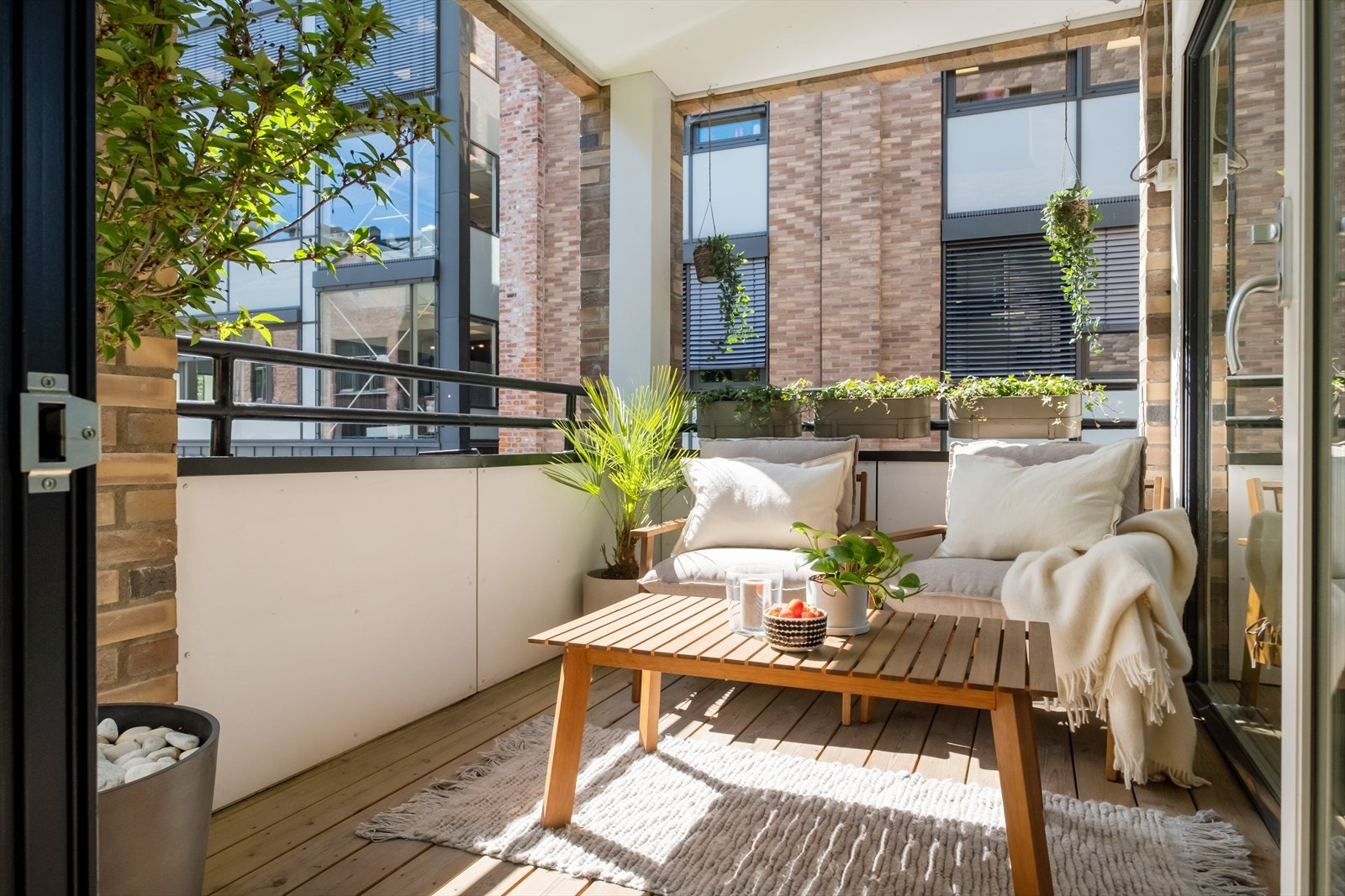 Her bor du attraktivt til i Ringnes Park! Boligen ligger i et bygg fra 2015 og byr på moderne kvaliteter som vannbåren gulvvarme, heis, felles takterrasse, garasjeanlegg og gode materialvalg. Galleribilde