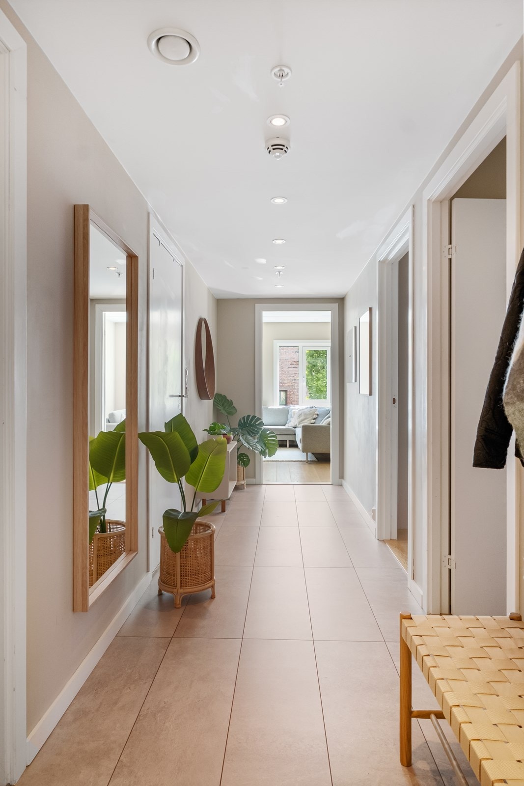 Entréen har god plass til oppheng for yttertøy, oppbevaring av sko og sittebenk. Galleribilde