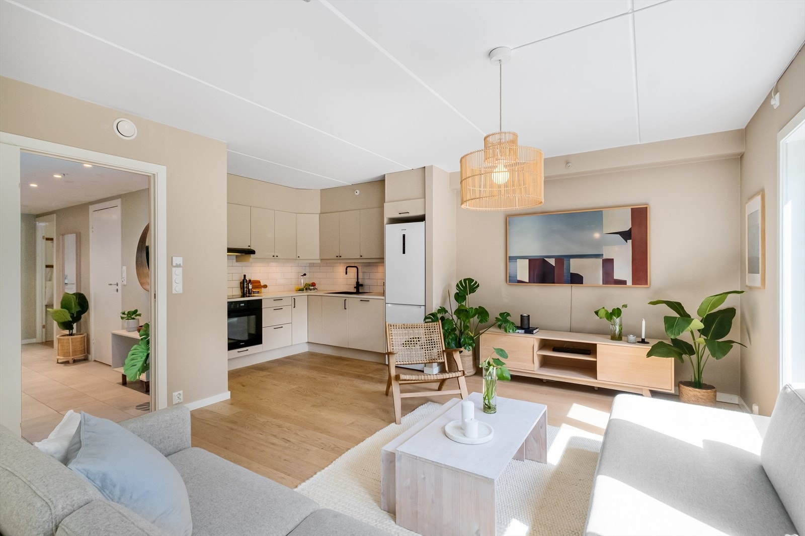 Kjøkkenet og stuen ligger i en åpen løsning som skaper en luftig og sosial sone i boligen. Galleribilde
