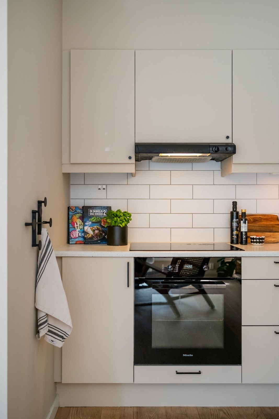 Ventilator over platetoppen er koblet til balansert ventilasjonsanlegg. Galleribilde
