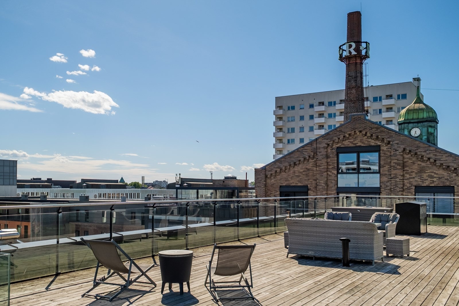 Hyggelig felles takterrasse med flere ulike sittegrupper. Galleribilde