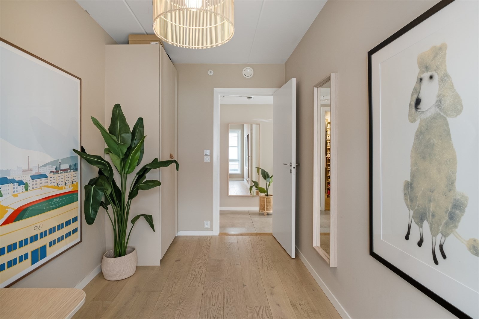 Pent garadeobeskap med gode oppbevaringsmuligheter. Galleribilde