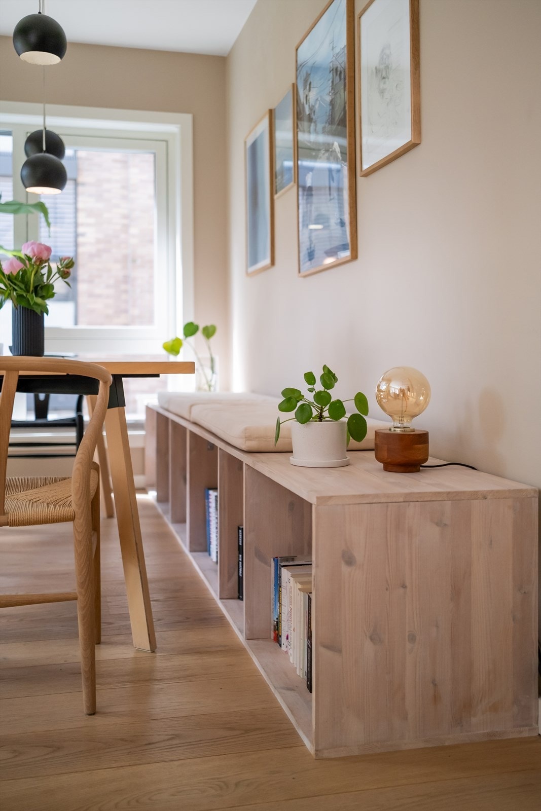 Stilren sittebenk med romslig oppbevaringsplass under. Galleribilde