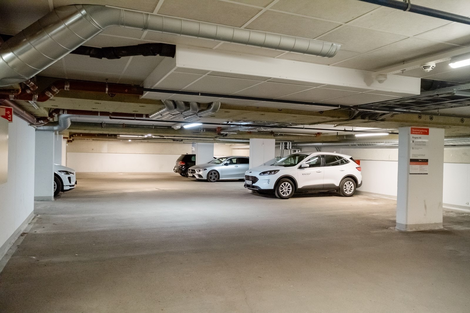 Det er tidvis muligheter for å leie eller kjøpe parkeringsplass i felles lukket garasjeanlegg. Galleribilde