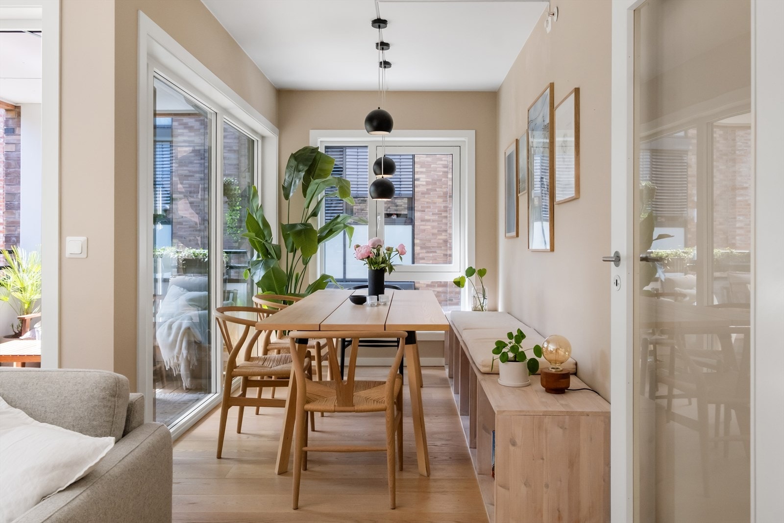 Her får du en moderne og innbydende 3-roms hjørneleilighet med gjennomgående høy standard, delikate overflater og elegant 1-stavs parkett. Galleribilde