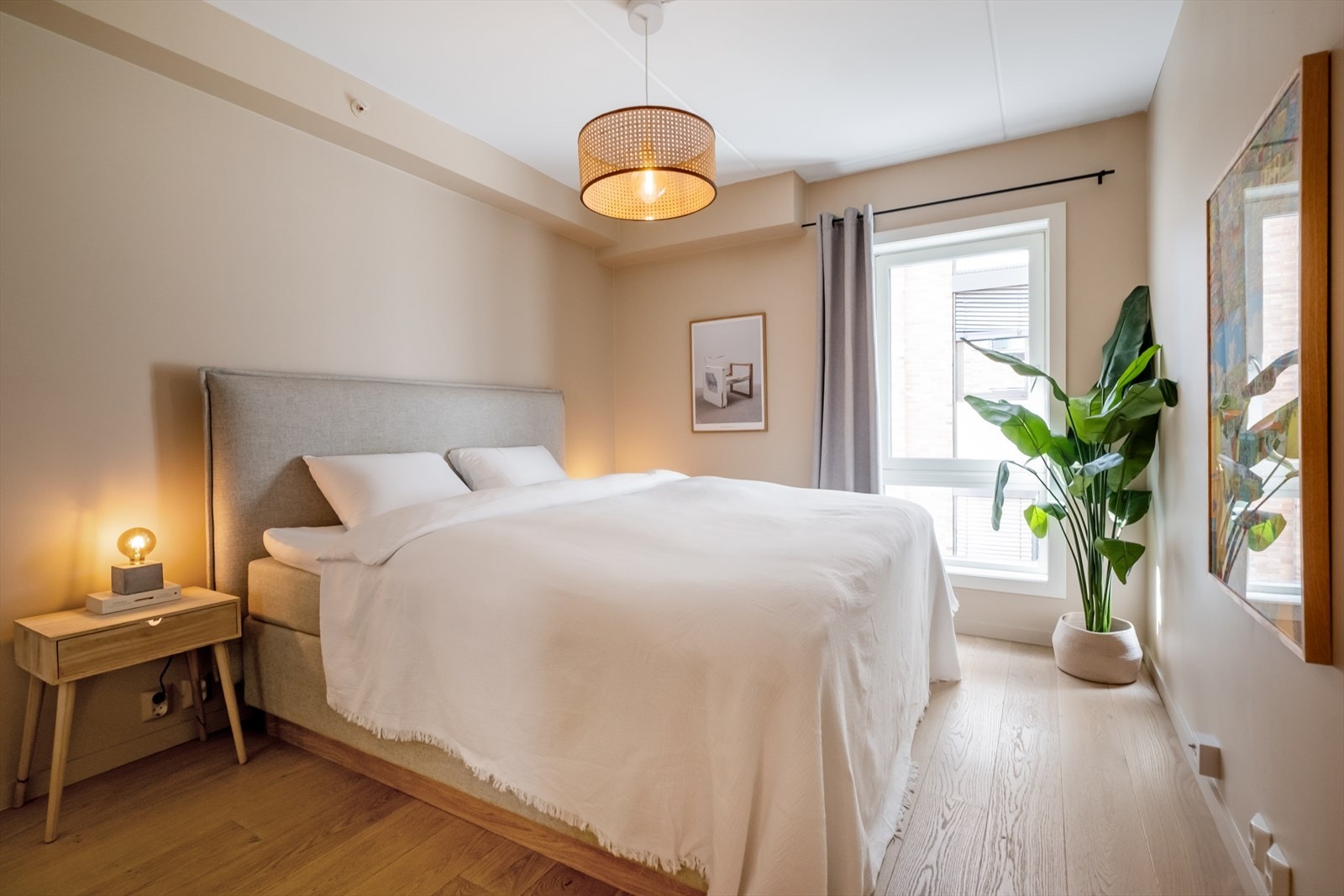 Hovedsoverommet fremstår som innbydende og lunt, med god plass til dobbeltseng og nattbord på begge sider. Galleribilde