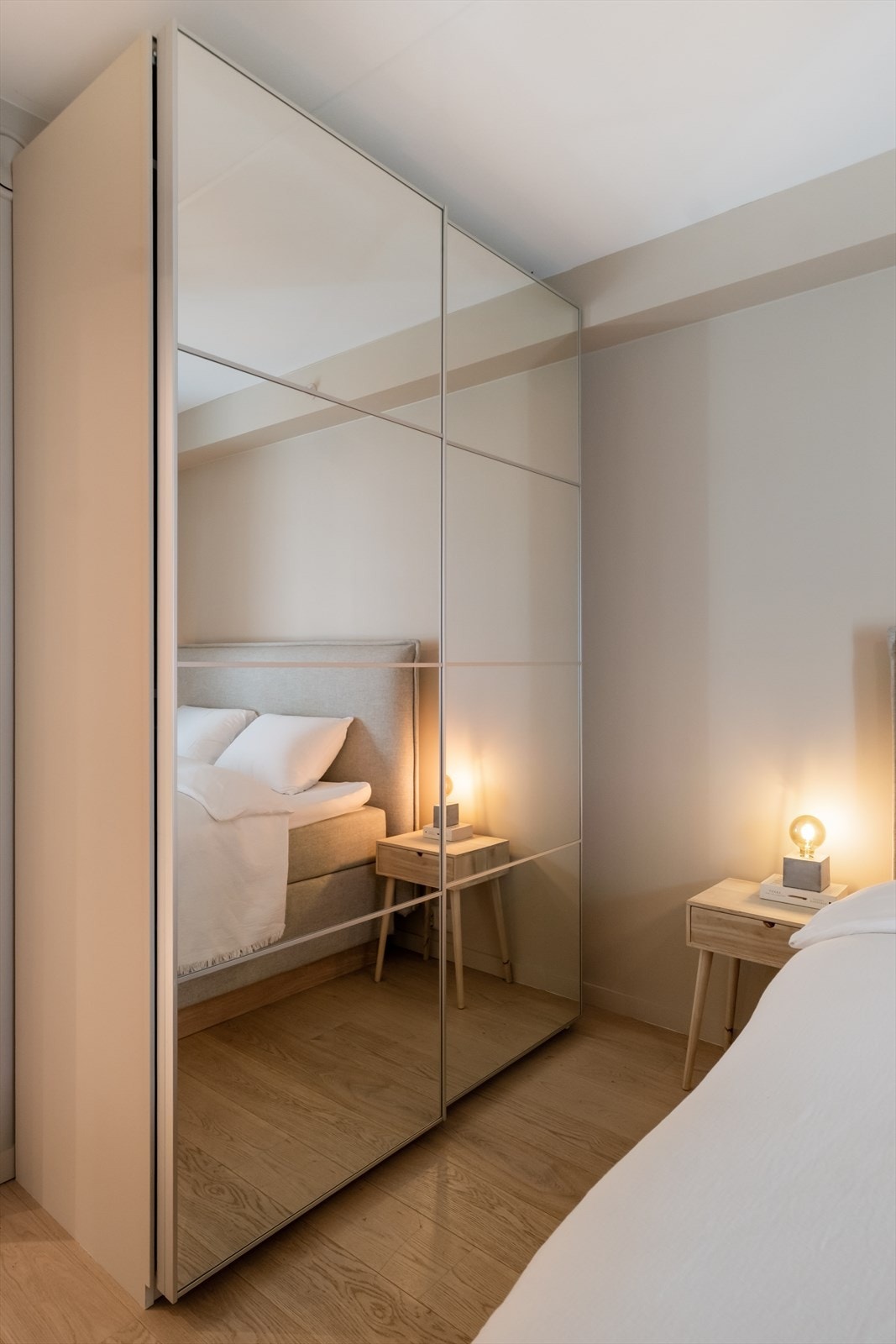Rommet har også gode oppbevaringsmuligheter i garderobeskap med skyvedører. Galleribilde