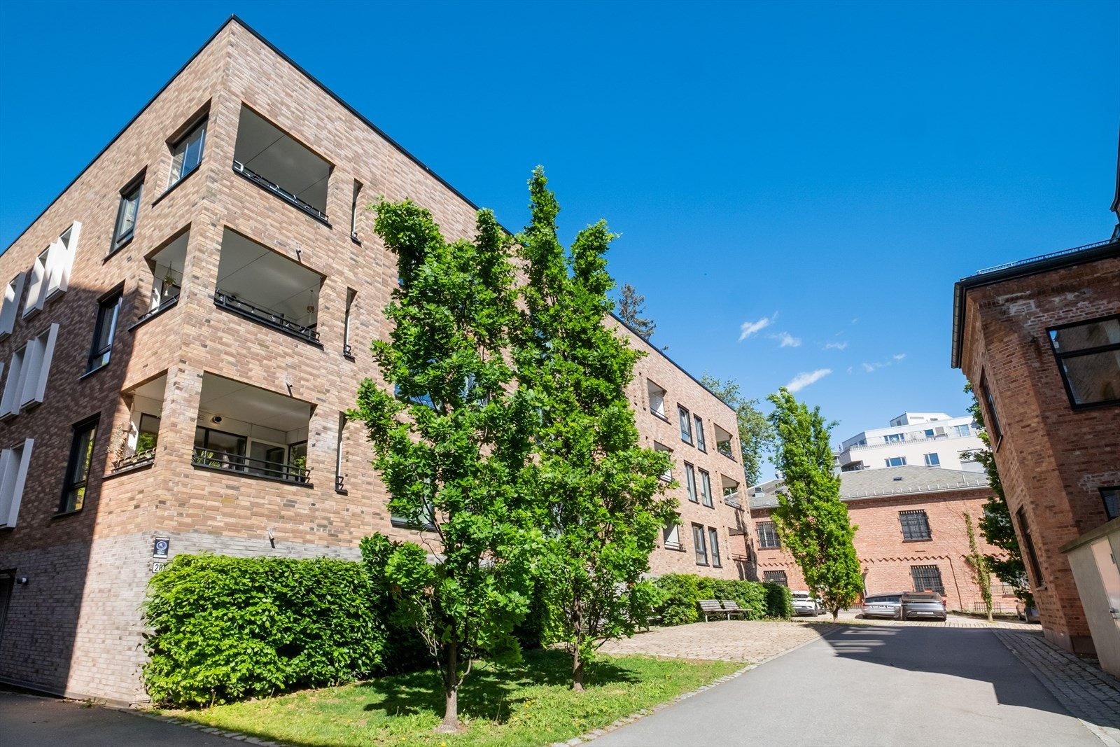 Sameiet består av 24 seksjoner, der én næringsseksjon består av 16 garasjeplasser. Galleribilde