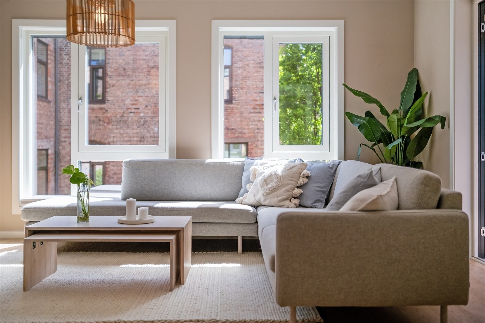 Her er det plass til en stor L-formet sofa med tilhørende sofabord og TV-benk, samtidig som det er god plass til et romslig spisebord som naturlig samlingspunkt. Galleribilde