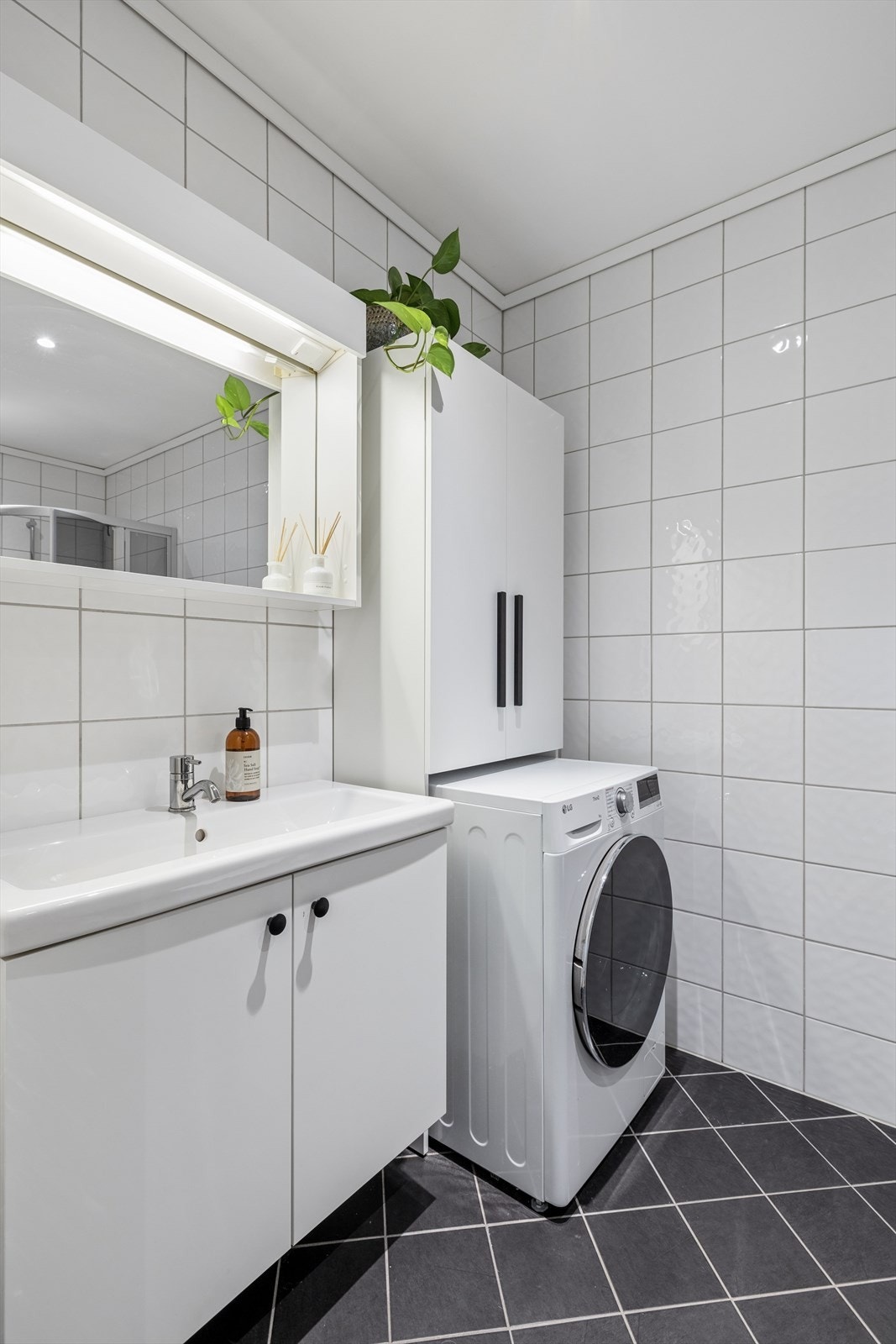 Ventilasjonen på badet sikres med mekanisk avtrekk. Galleribilde
