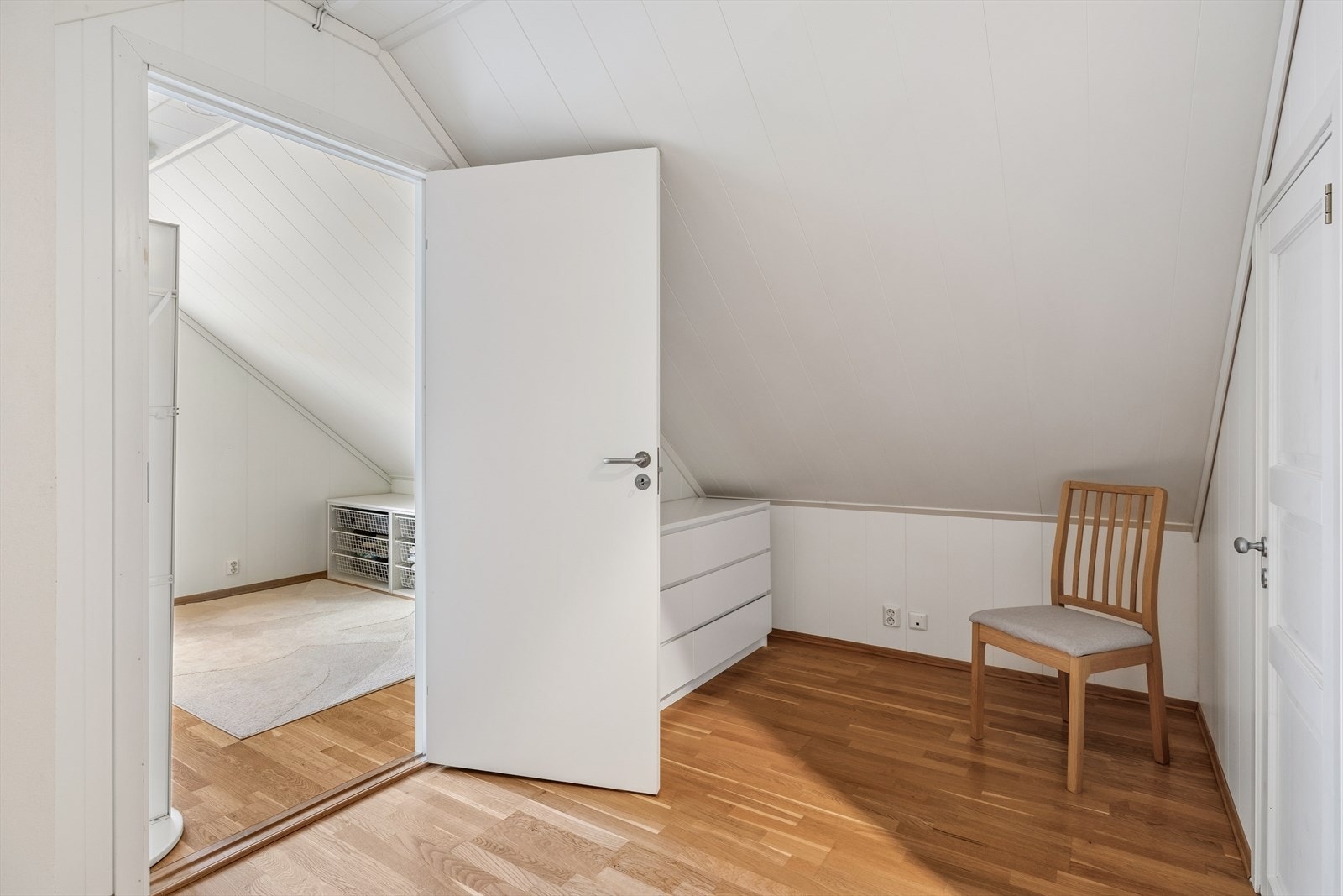 I gangen på loftet er det plass til oppbevaring. Leiligheten har også kott i begge etasjer. Galleribilde