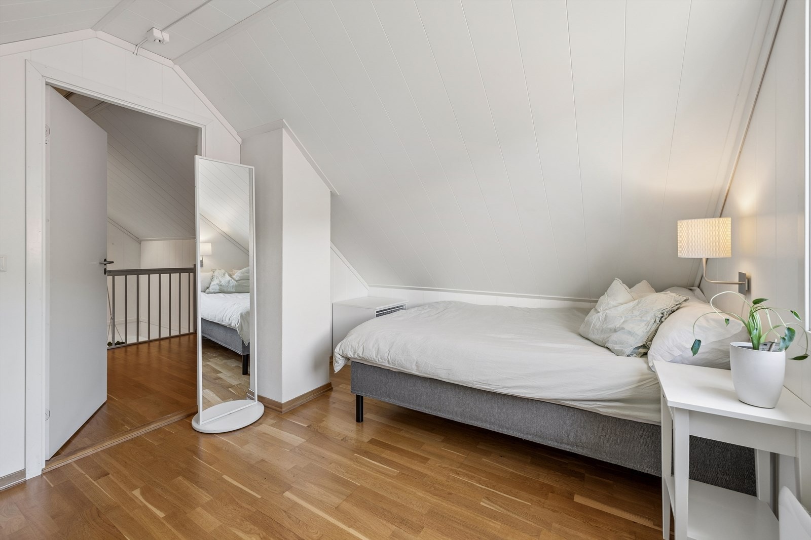 Soverommet på loftsplanet har plass til både seng, tilpasset garderobeløsning og andre småmøbler. Galleribilde