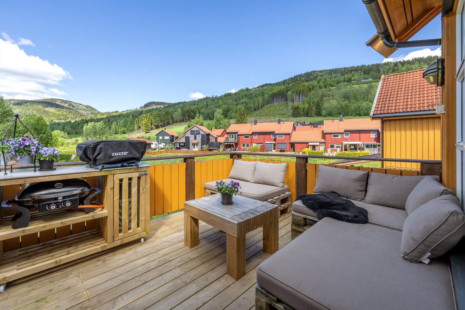 Fra stuen er det utgang til en nordvendt balkong med plass til sittegruppe. Galleribilde