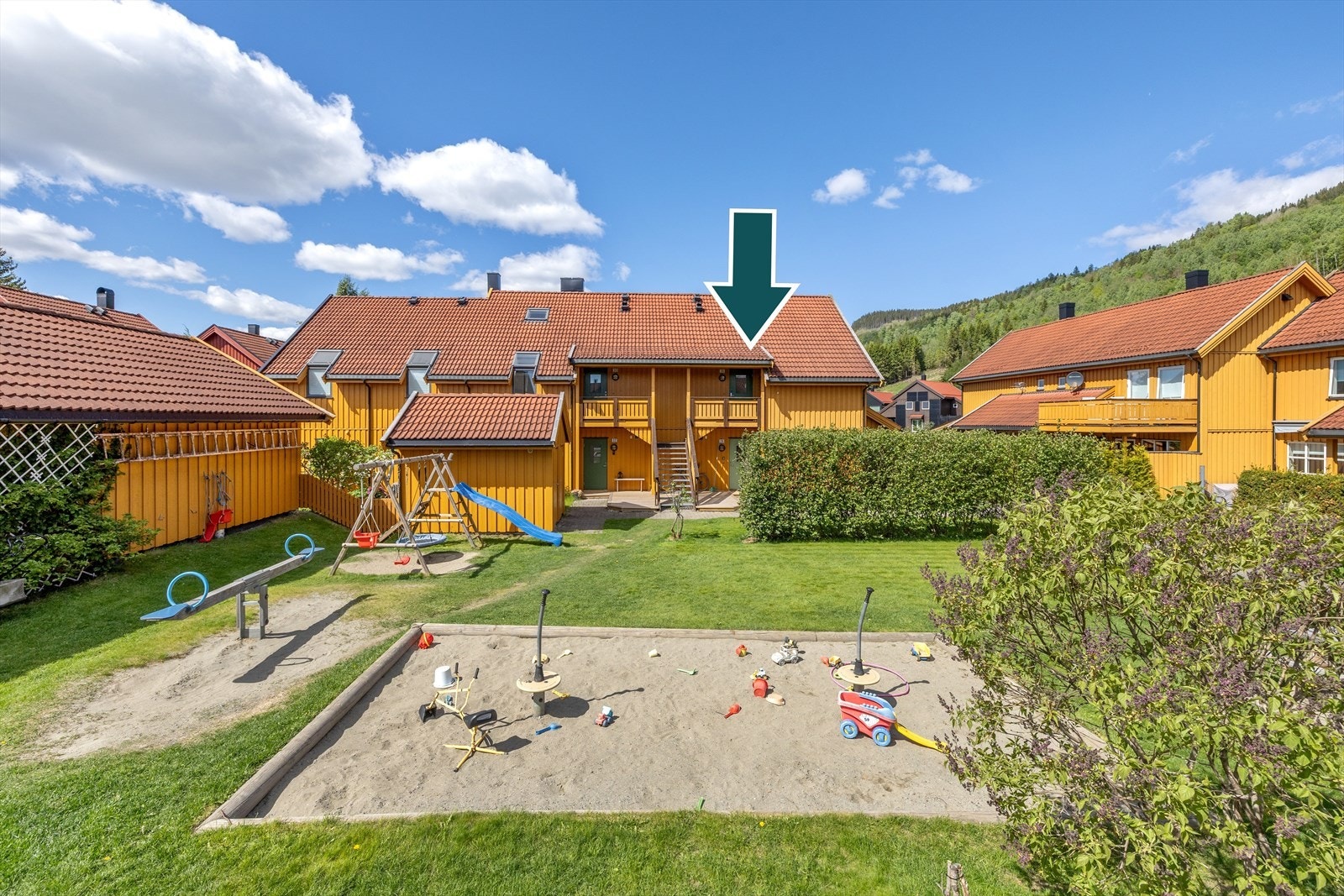 Tiltalende 3- roms leilighet over to plan, med balkong og carport, i familievennlige Fagstadlia. Galleribilde