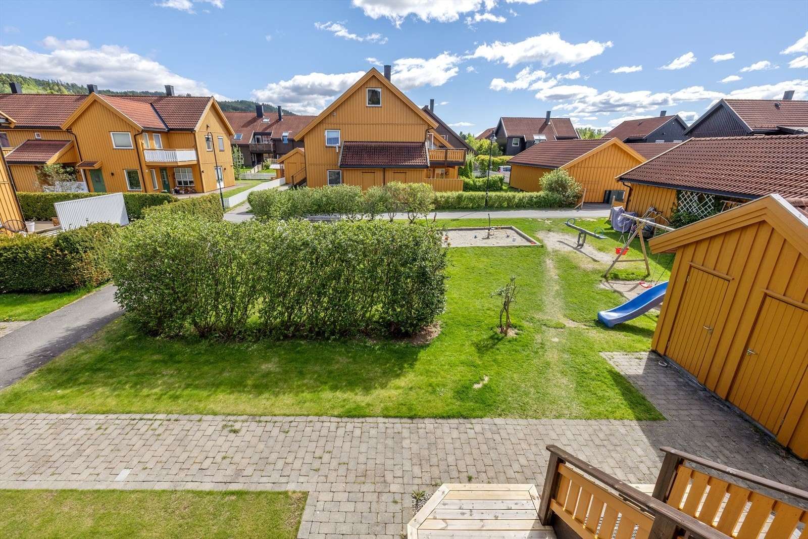 Fra inngangspartiet ser man ut over de barnevennlige fellesarealene. Galleribilde