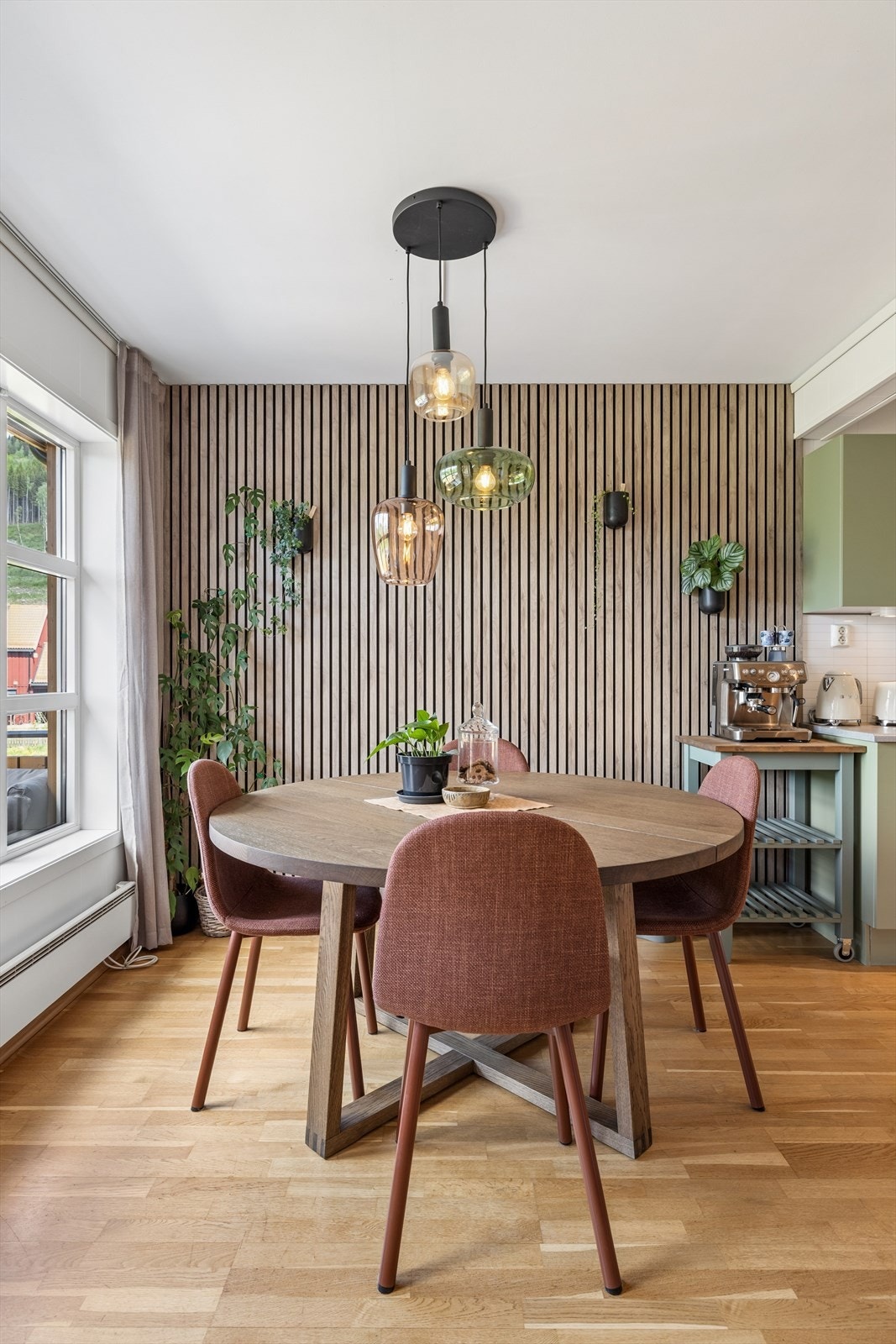 Spiseplassen er en naturlig del av den åpne løsningen, med plass til et hyggelig måltid. Galleribilde