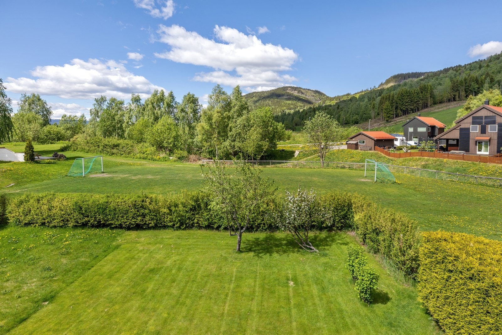 Fra balkongen har du utsikt mot nærområdet som byr på store grøntområder, og egen fotballøkke i realsameiet. Galleribilde