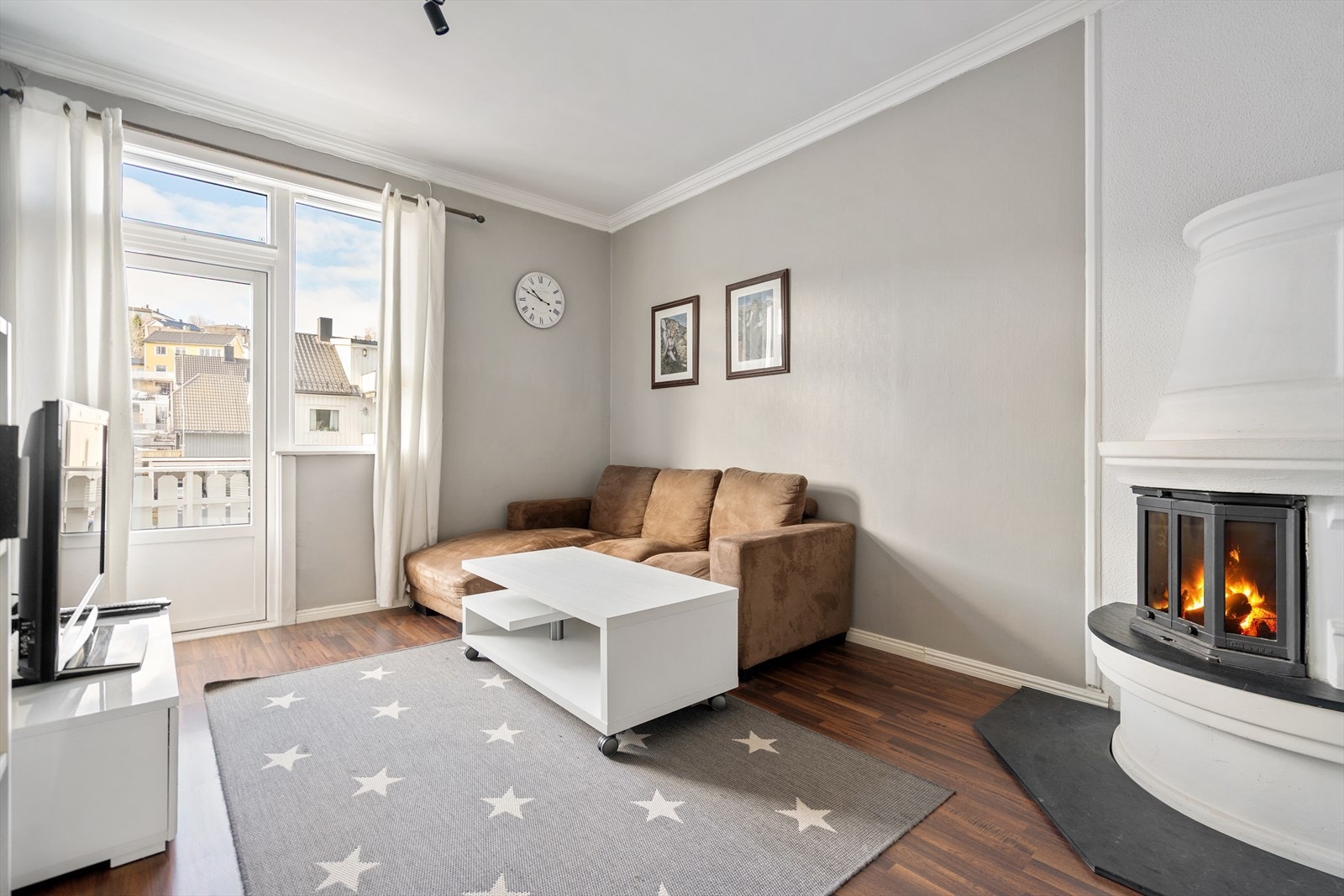 2. etasje har en koselig stue med peis samt adkomst til veranda i 2. etasje Galleribilde