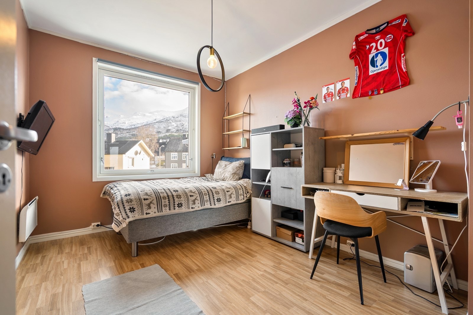 Soverom 2. god plass for både soveromsmøbler og arbeidsplass. Galleribilde
