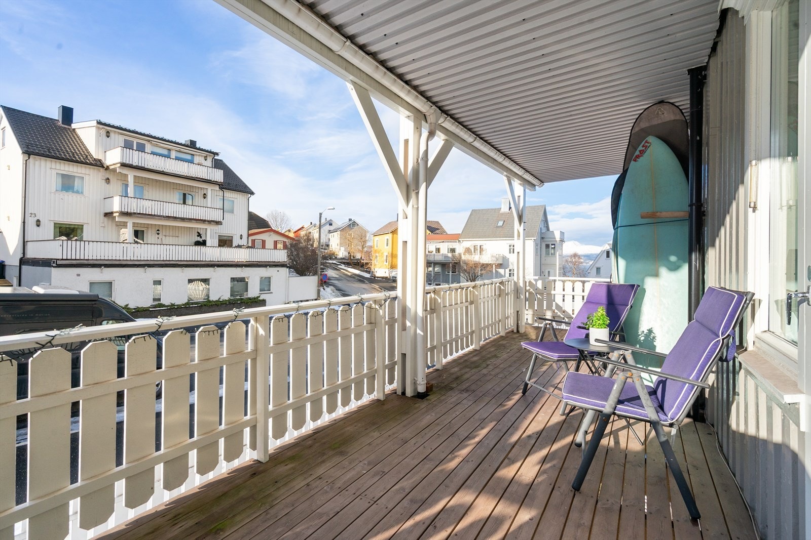 Veranda i 1.etg er overbygd så her kan du nyte frisk luft også på regnværsdager. Galleribilde