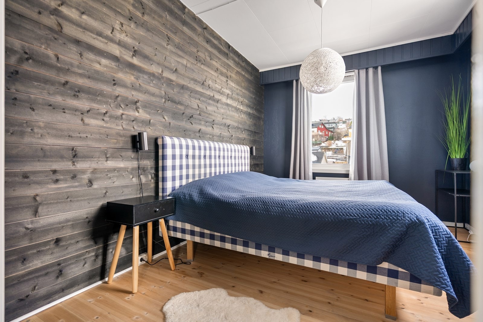 Soverom 1- Stort soverom med god plass for soveromsmøbler Galleribilde