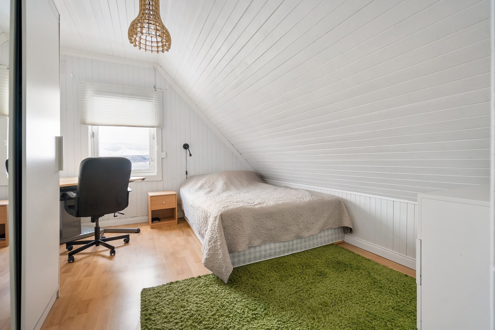 Soverom 2 i 3. etasje- Her er det plass til soveromsmølber, arbeidsplass og garderobeskap/kommode. Galleribilde