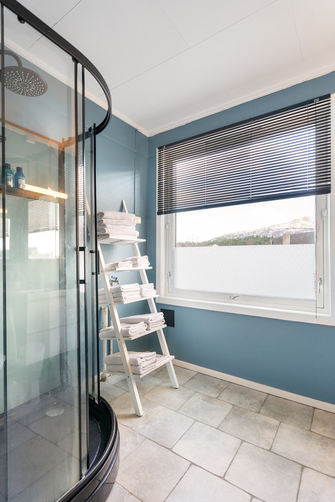Bad 2. etasje har dusjkabinett, opplegg for vaskemaskin, dobbel servant med benkeskap, speilskap og gulvmontert toalett. Galleribilde
