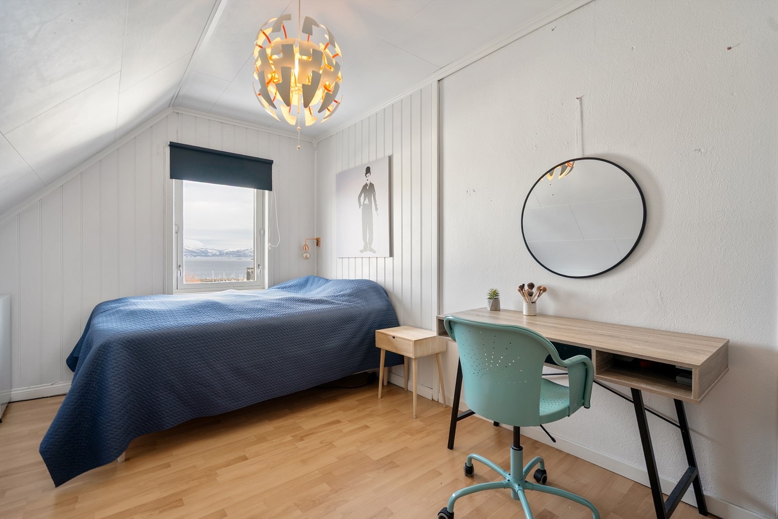 Soverom 1 i 3. etasje- Romslig soverom med god plass til både soveromsmøbler og arbeidsplass. Galleribilde